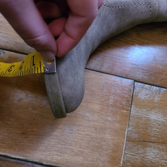 G by Guess Lezlee Zip Up Boots Tan Beige Size 9 - Picture 13 of 13